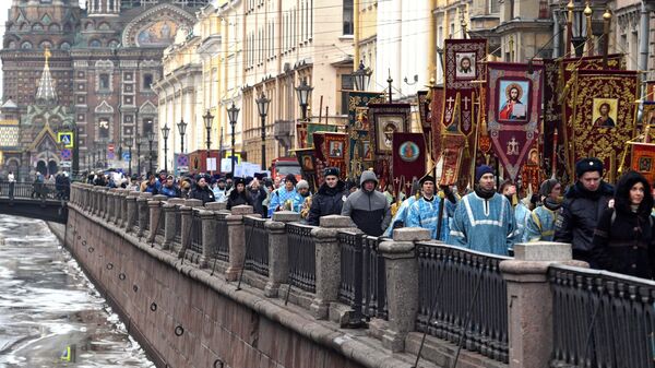 Участники крестного хода в честь Дня православной молодежи в Санкт-Петербурге