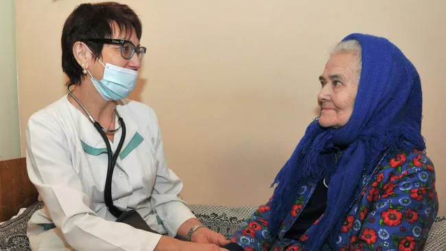 Врач с пожилой пациенткой Врач с пожилой пациенткой