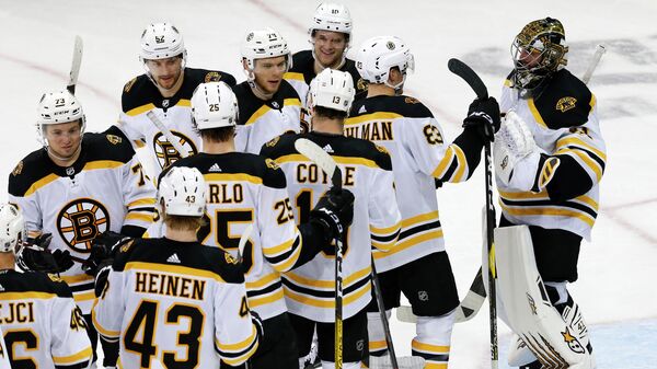 Хоккеисты Бостон Брюинз празднуют победу в матче НХЛ против Нью-Йорк Рейнджерс