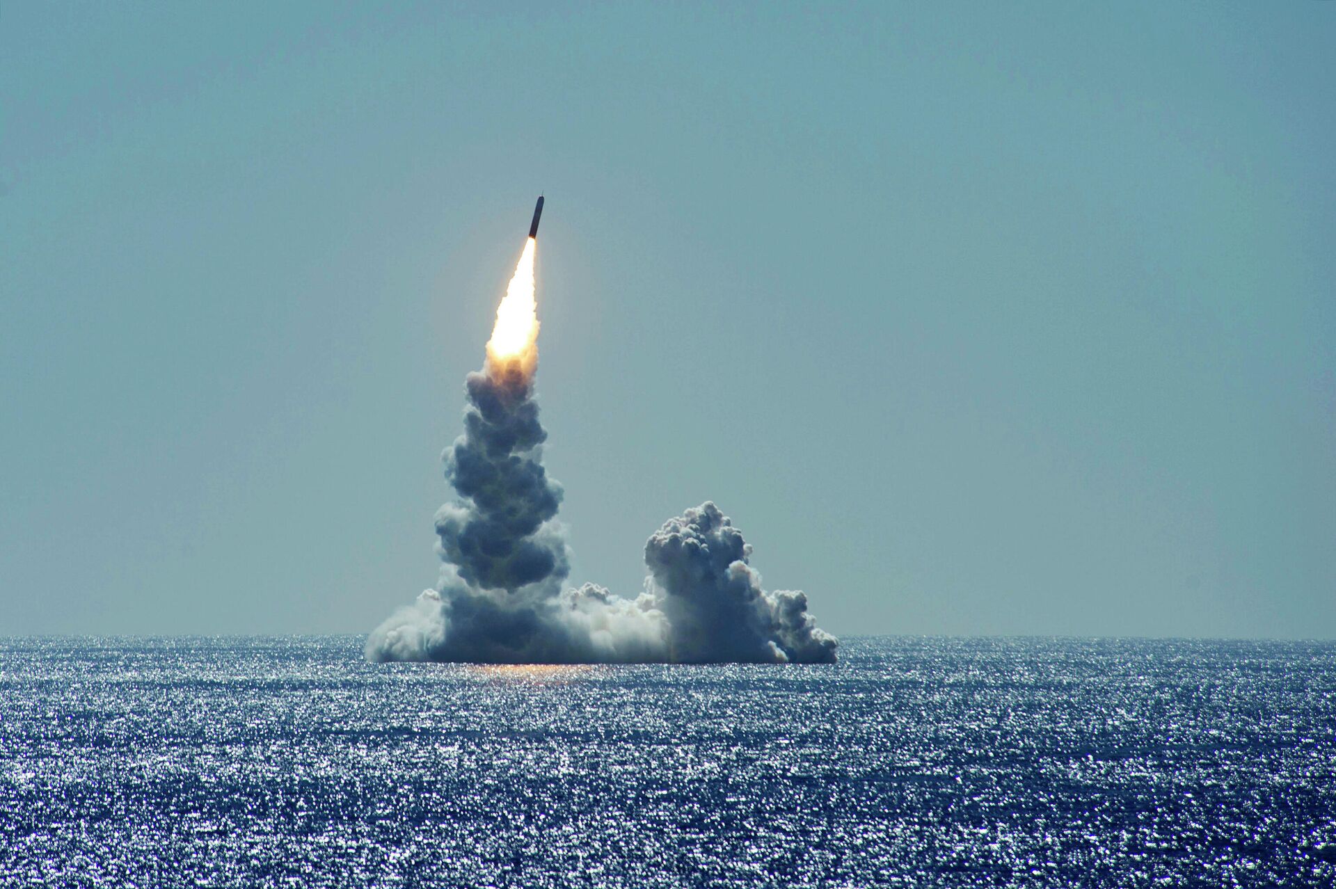 Запуск баллистической ракеты Trident II (D5LE) с подводной лодки USS Maine - РИА Новости, 1920, 04.10.2024