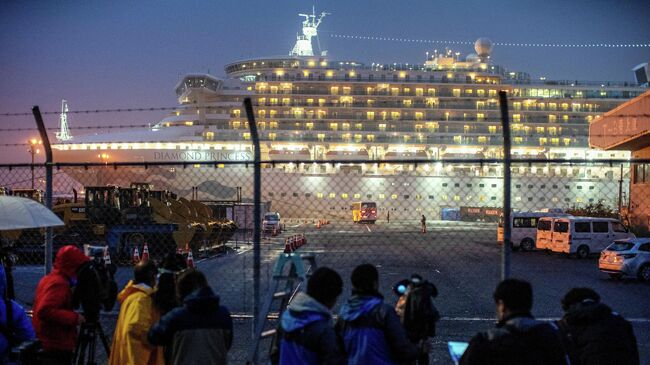 Лайнер Diamond Princess на рейде в порту Йокогама