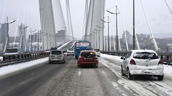 Дорожное движение после снегопада на Золотом мосту во Владивостоке