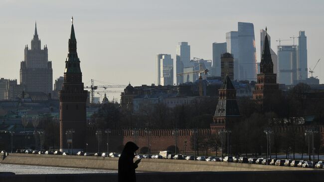 Прохожий на Большом Москворецком мосту