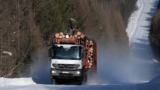 Лесовоз везет древесину в Красноярском крае