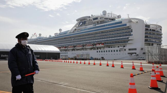 Лайнер Diamond Princess на рейде в порту Йокогама