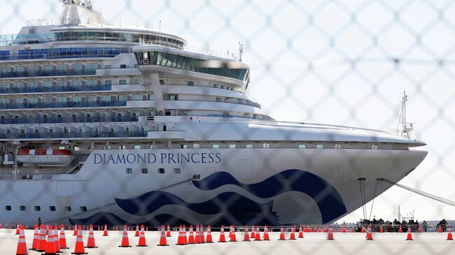 Круизный лайнер Diamond Princess в порту Йокогама