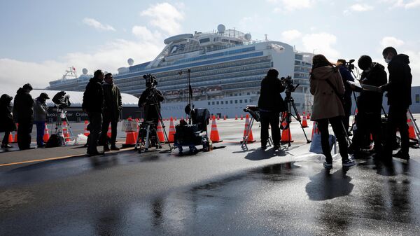 Круизный лайнер Diamond Princess в порту Йокогама