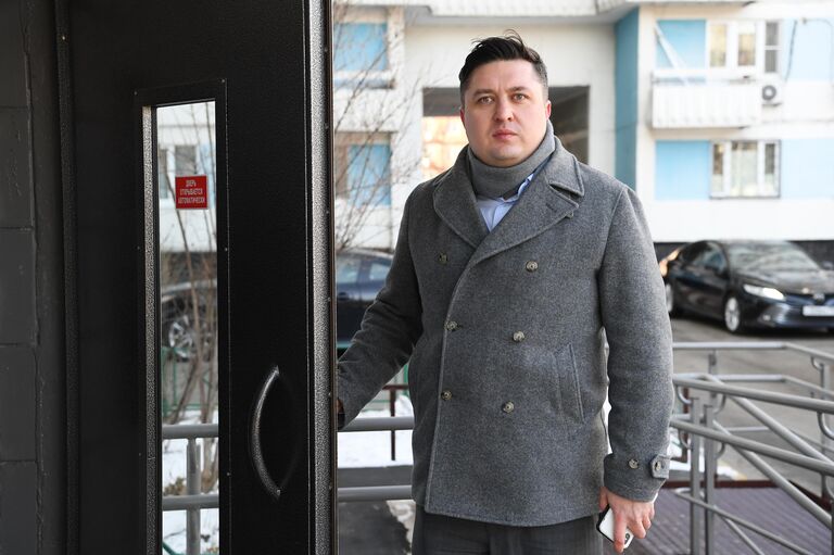 Игорь Данилов у дома №6 по улице Коштоянца