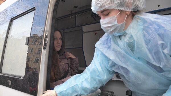 Жительница Петербурга Алла Ильина в машине скорой помощи после заседания Петроградского районного суда