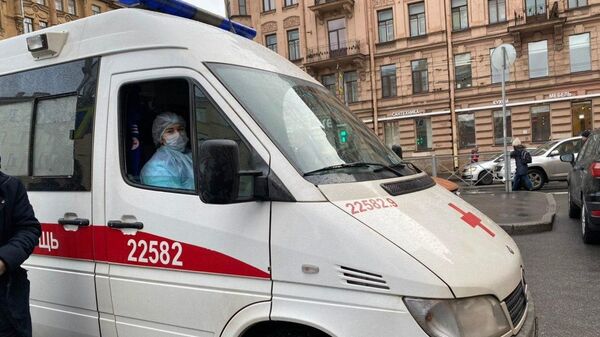 Автомобиль скорой помощи у здания Петроградского районного суда