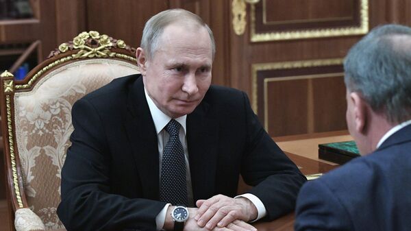 Президент РФ Владимир Путин во время встречи с  заместителем председателя правительства РФ Юрием Борисовым