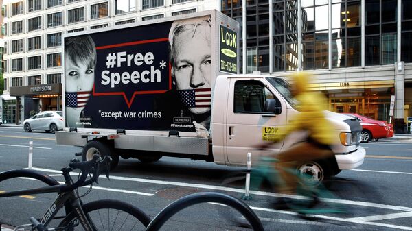 Постер с изображением Челси Мэннинг и основателя WikiLeaks Джулиана Ассанжа на автомобиле в Вашингтоне 