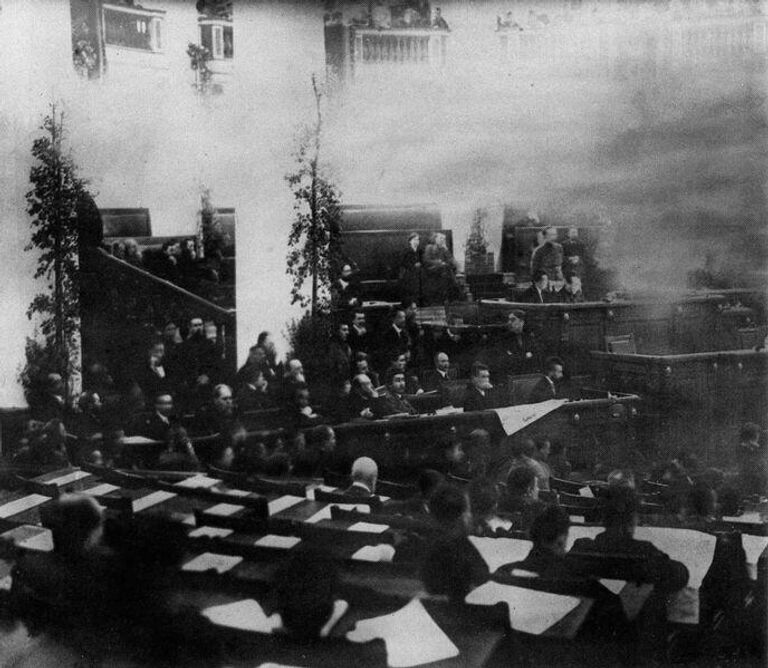 В.И.Ленин в ложе Таврического дворца на заседании Учредительного собрания. 1918 г., 5 (18) января. Петроград В.И.Ленин в ложе Таврического дворца на заседании Учредительного собрания. 1918 г., 5 (18) января. Петроград