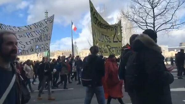 Французы протестуют в Париже против проекта пенсионной реформы