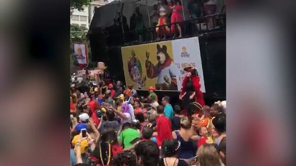 Персонажи мультфильма Маша и Медведь стали героями карнавала в Сан-Паулу
