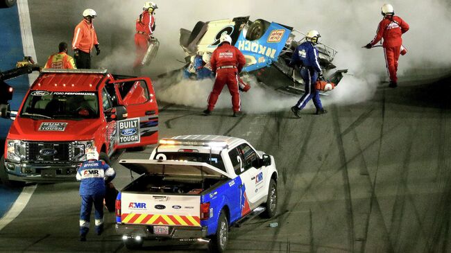 Пилот команды Roush Fenway Racing Райан Ньюман (США), попавший в аварию на гонке NASCAR Cup Series Дайтона 500 во Флориде