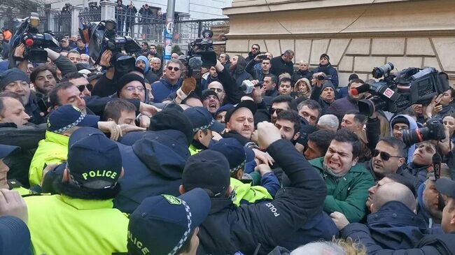 Акция протеста оппозиции у здания парламента Грузии в Тбилиси. 18 февраля 2020