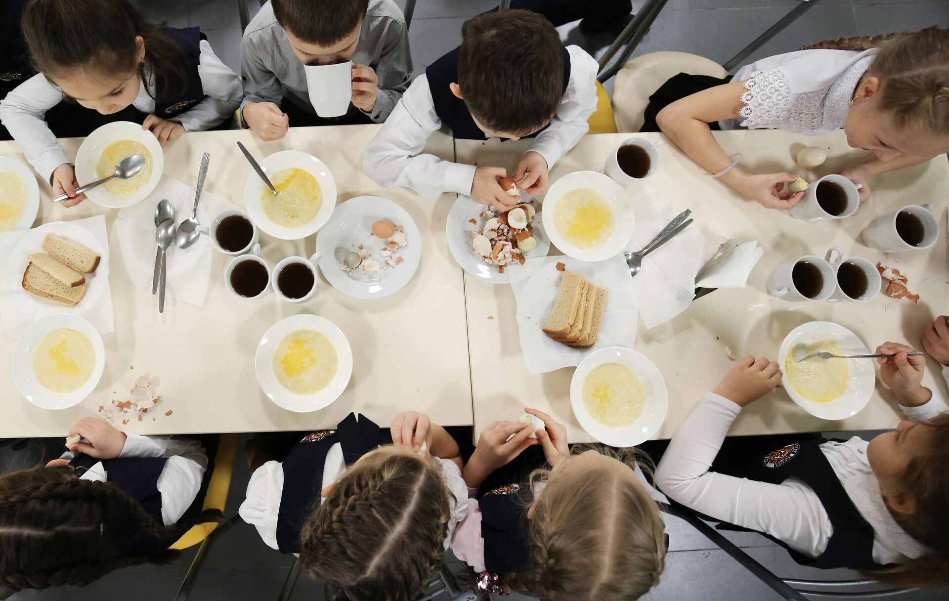Ученики школы обедают в столовой - РИА Новости, 1920, 02.02.2022
