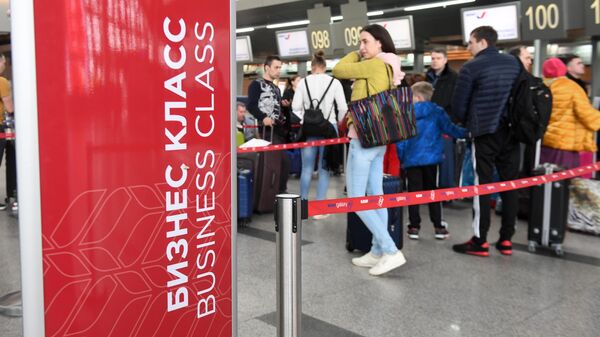 Пассажиры стоят в очереди на регистрацию в аэропорту Внуково.