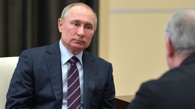 Президент России Владимир Путин во время встречи с главой фракции Единая Россия в Государственной думе Сергеем Неверовым