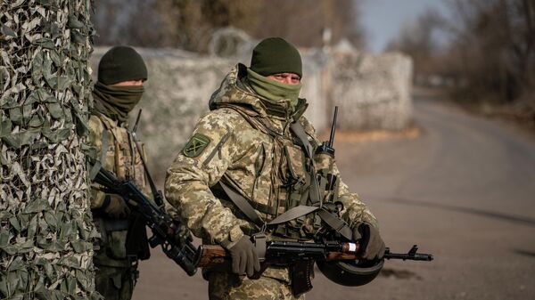 Украинские военнослужащие охраняют контрольно-пропускной пункт возле новой линии соприкосновения в Золотом, Луганская область
