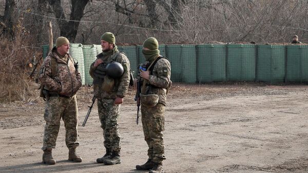 Украинские военные в районе населенного пункта Золотое