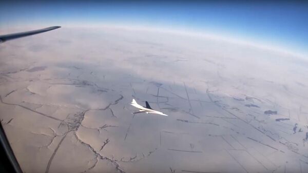 Минобороны показало полет ракетоносцев Ту-160 под Саратовом