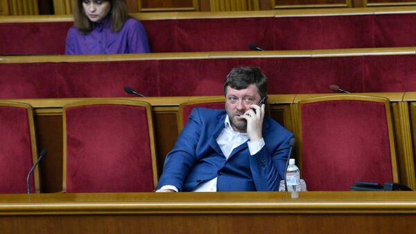 Председатель партии Слуга народа Александр Корниенко на заседании Верховной рады Украины в Киеве