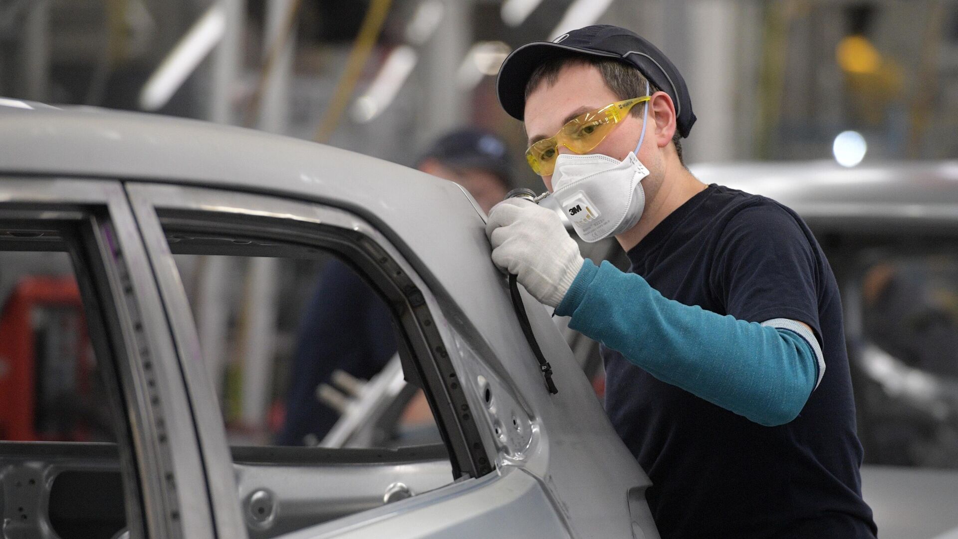 Рабочий в сборочном цехе на заводе Hyundai в Санкт-Петербурге - РИА Новости, 1920, 22.02.2024