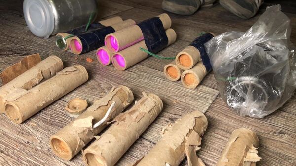 Самодельные взрывные устройства с поражающими элементами и компоненты для изготовления взрывчатых веществ, изъятые сотрудниками ФСБ при задержании подростков, готовивших террористические акты на территории России