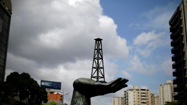 Скульптура у здания государственной нефтяной компании Венесуэлы PDVSA в Каракасе