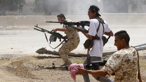 Бойцы, лояльные правительству национального согласия, ведут огонь на позиции в районе аль-Савани к югу от ливийской столицы Триполи