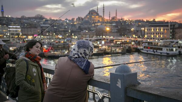 Рыбаки на Галатском мосту в Стамбуле, Турция