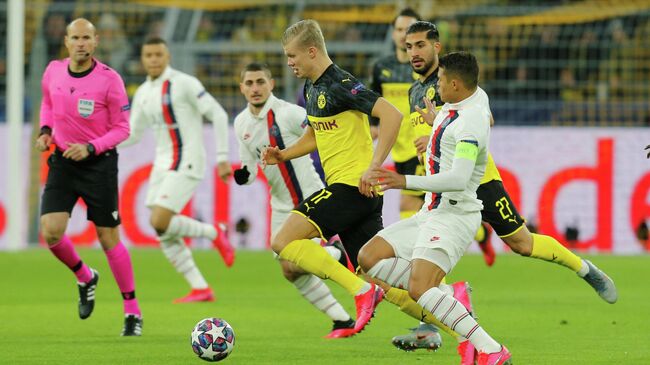 Soccer Football - Champions League - Round of 16 First Leg - Borussia Dortmund v Paris St Germain - Signal Iduna Park, Dortmund, Germany - February 18, 2020  Borussia Dortmund's Erling Braut Haaland in action with Paris St Germain's Thiago Silva      REUTERS/Leon Kuegeler