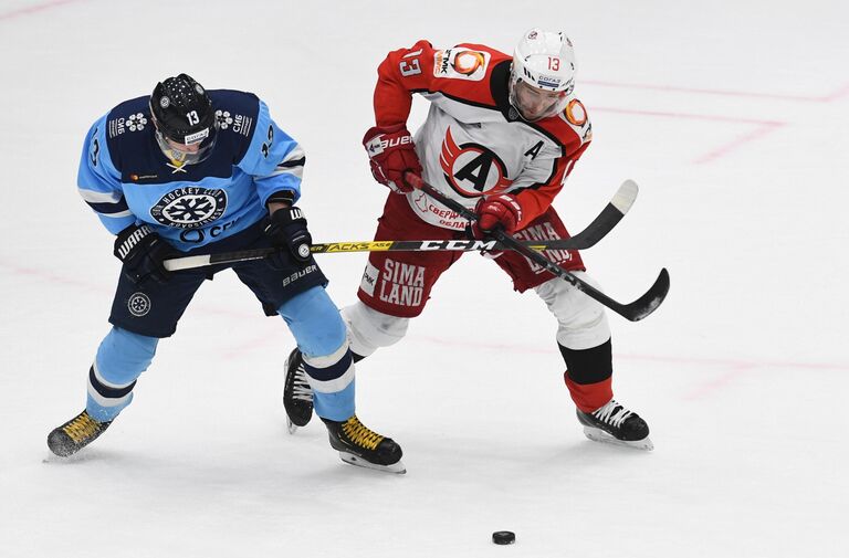 Игрок Сибири Микаэль Руохомаа (слева) и игрок Автомобилиста Павел Дацюк в матче регулярного чемпионата Континентальной хоккейной лиги между ХК Сибирь (Новосибирская область) и ХК Автомобилист (Екатеринбург).