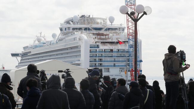 Круизный лайнер Diamond Princess в порту Йокогама