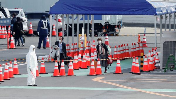 Пассажиры покидают круизный лайнер Diamond Princess в порту Йокогама
