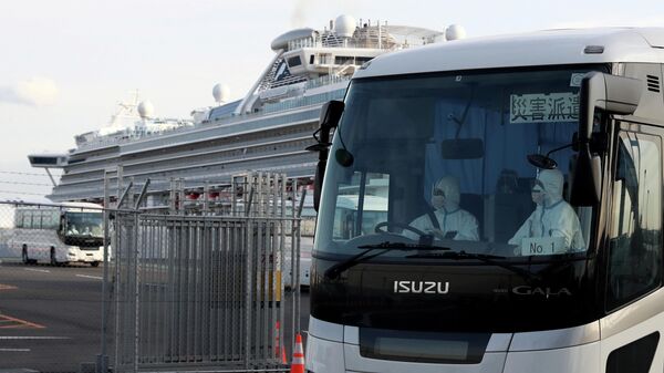Автобус с пассажирами круизного лайнера Diamond Princess покидает терминал в порту Йокогама