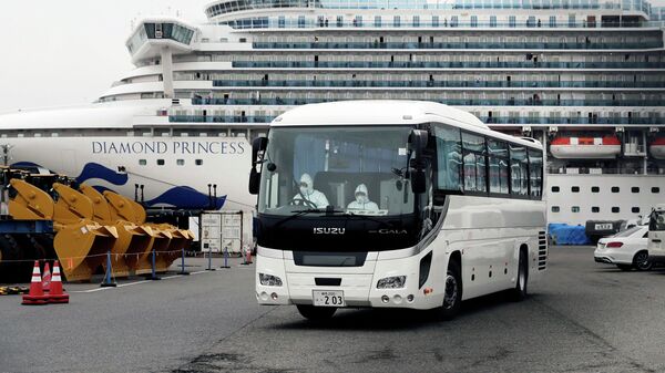 Автобус выезжает из терминала в порту Йокогама, в котором находится круизный лайнер Diamond Princess 