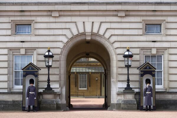 Гвардейцы у входа в Букингемский дворец в Лондоне