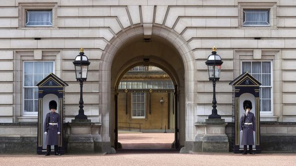 Гвардейцы у входа в Букингемский дворец в Лондоне