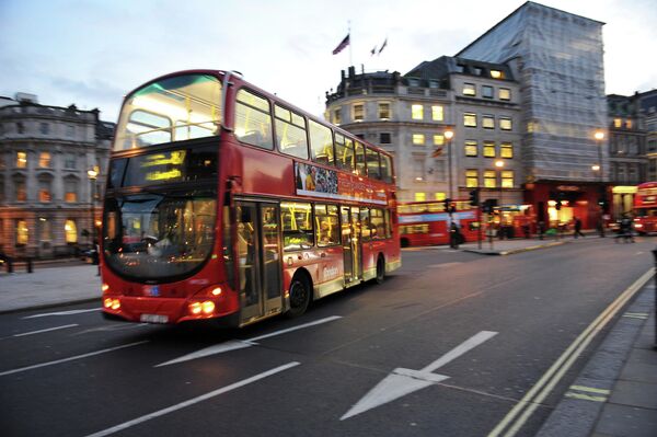 Двухъярусный автобус на Трафальгарской площади в Лондоне