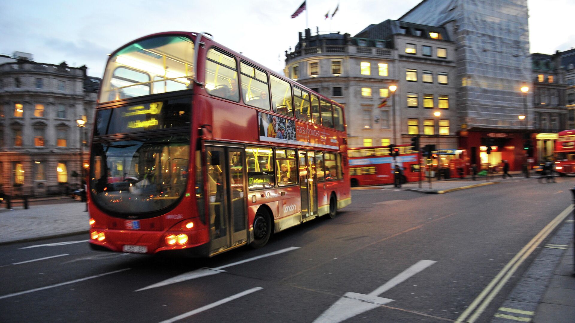 Двухъярусный автобус на Трафальгарской площади в Лондоне - РИА Новости, 1920, 27.09.2022