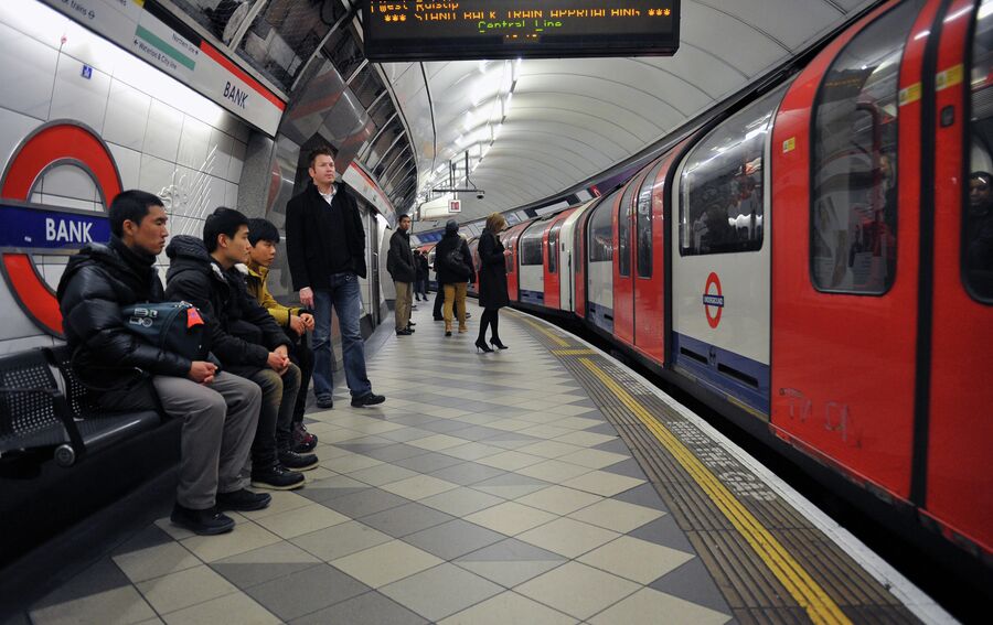 Пассажиры на станции лондонского метро Бэнк