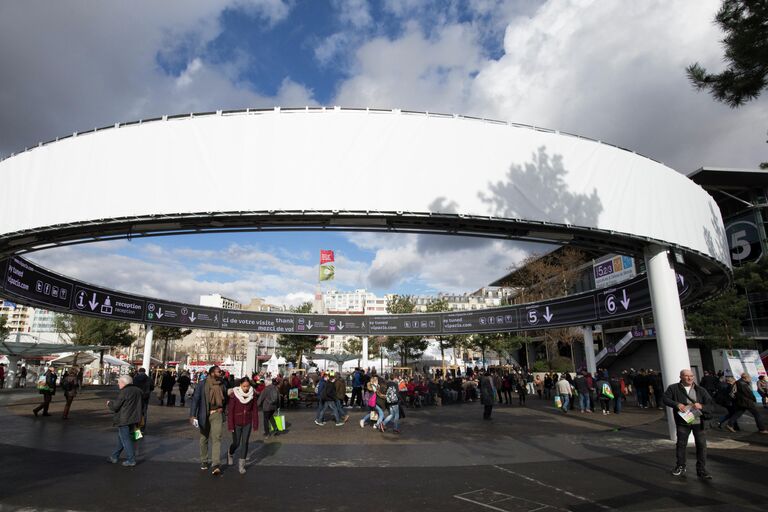 Посетители сельскохозяйственной ярмарки в выставочном центре Paris Expo Porte de Versailles в Париже