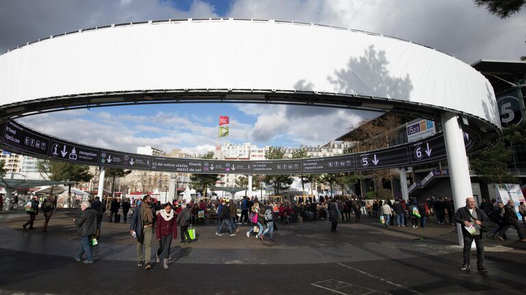 Посетители сельскохозяйственной ярмарки в выставочном центре Paris Expo Porte de Versailles в Париже