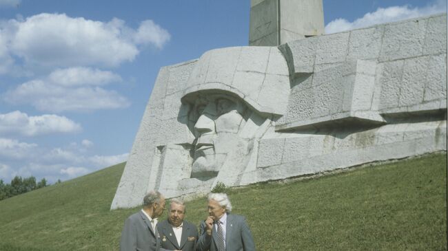 Ветераны у памятника-монумента Штыки на 40-м километре Ленинградского шоссе, у въезда в город Зеленоград.