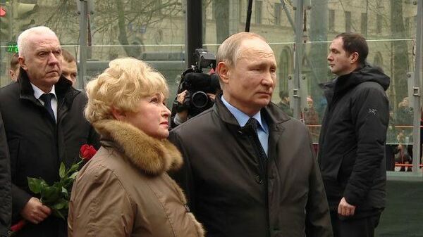 Владимир Путин возложил цветы к памятнику Анатолия Собчака