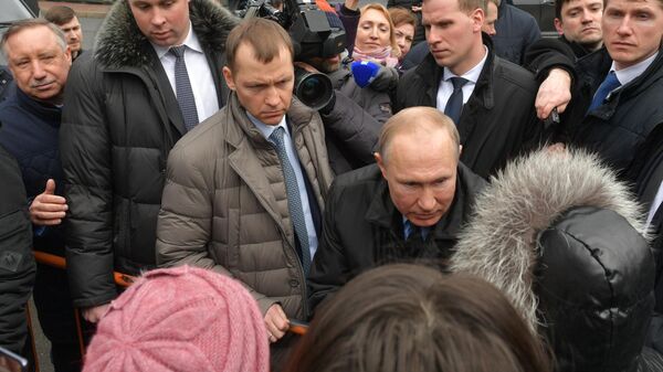 Президент РФ Владимир Путин общается с жителями Санкт-Петербурга