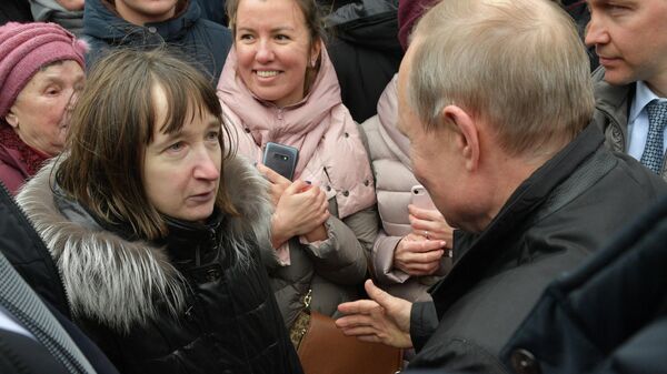Президент РФ Владимир Путин общается с жителями Санкт-Петербурга